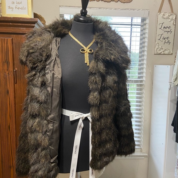 Michael Kors faux fur BEAUTIFUL jacket. - Picture 2 of 8